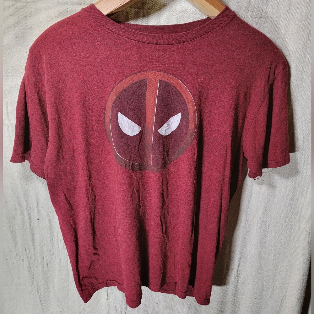 Deadpool Men’s Red Athletic T-Shirt - Size L -Marvel  Short Sleeve Mad Engine